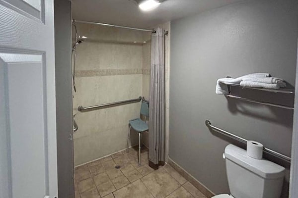 Foto van 2 tweepersoonsbedden | Roken toegestaan, koelkast aanwezig - BathRoom
