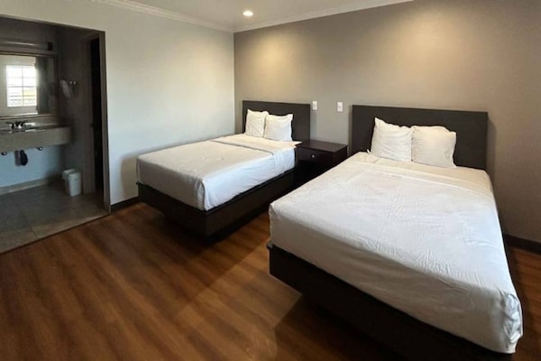 Foto van 2 tweepersoonsbedden | Roken toegestaan, koelkast aanwezig - BedRoom