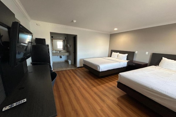 Foto van 2 tweepersoonsbedden | Roken toegestaan, koelkast aanwezig - BedRoom
