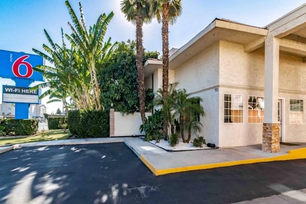 Foto van 1 King Bed | Roken - Vakantiehuis in Anaheim - ExteriorSummer