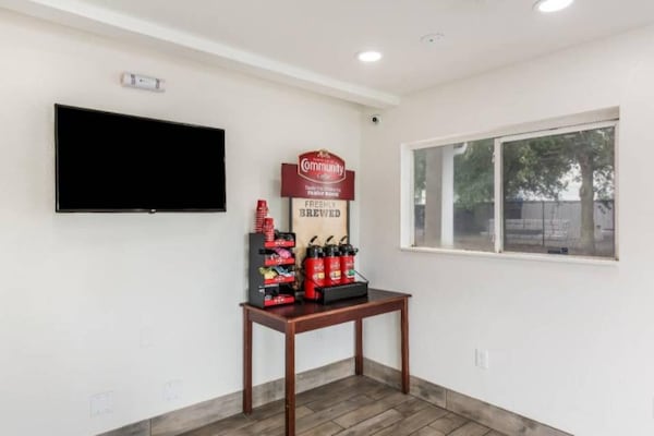 Foto van 1 Queensize Bed | Roken, Keuken - Vakantiehuis in Jacksonville - FloorPlan