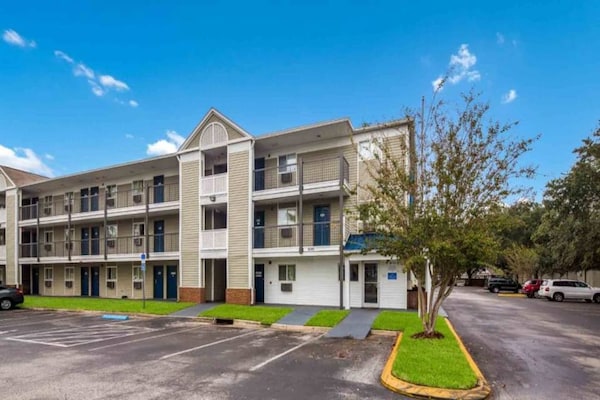 Foto van 1 Queensize Bed | Roken, Keuken - Vakantiehuis in Jacksonville - ExteriorSummer