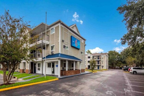 Foto van 1 Queensize Bed | Roken, Keuken - Vakantiehuis in Jacksonville - ExteriorSummer