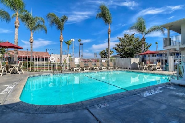 Foto van 1 tweepersoonsbed (Queensize) | Anaheim West - Vakantiehuis in Stanton - Pool
