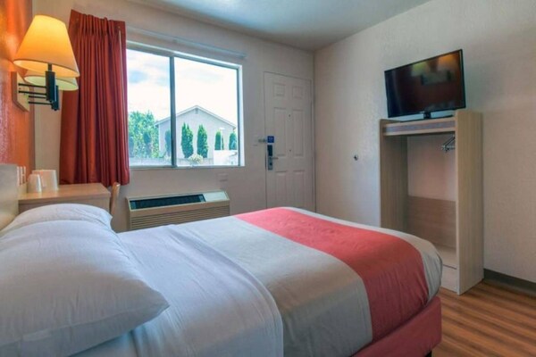Foto van 1 tweepersoonsbed (Queensize) | Anaheim West - Vakantiehuis in Stanton - BedRoom