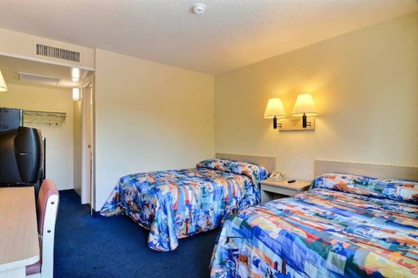 Foto van 2 tweepersoonsbedden | Rookvrij, minikoelkast - Vakantiehuis in San Bernardino - BedRoom