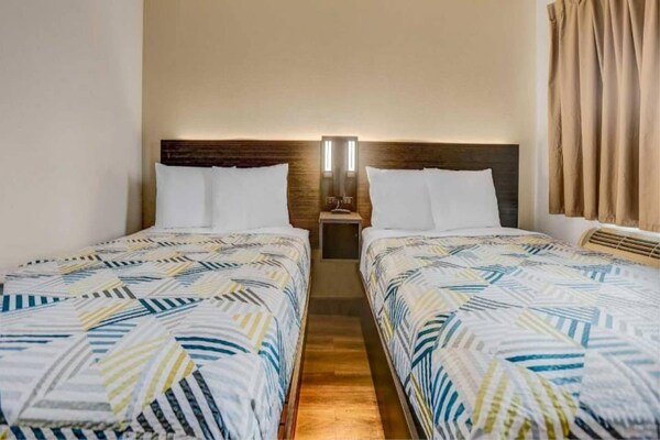 Foto van 2 tweepersoonsbedden | Rookvrij, minikoelkast - Vakantiehuis in San Bernardino - BedRoom