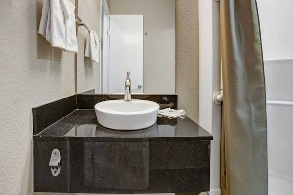 Foto van 2 tweepersoonsbedden | Rookvrij, minikoelkast - Vakantiehuis in San Bernardino - BathRoom