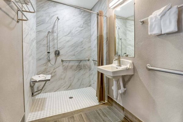 Foto van 2 tweepersoonsbedden | Rookvrij, minikoelkast - Vakantiehuis in San Bernardino - BathRoom