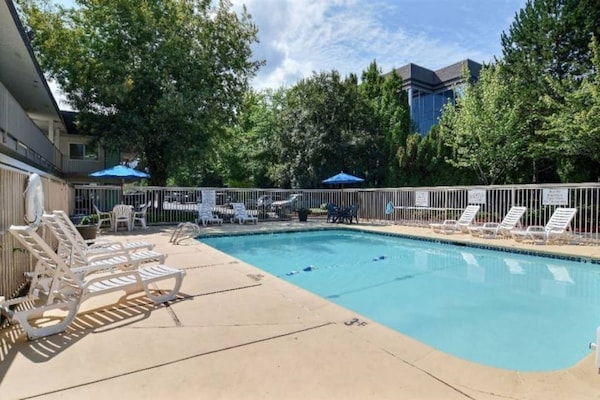 Foto van 2 tweepersoonsbedden | Rookvrij, minikoelkast - Vakantiehuis in San Bernardino - Pool