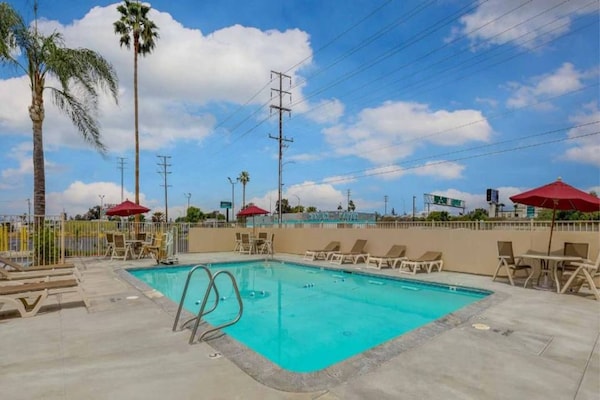 Foto van 2 tweepersoonsbedden | Rookvrij, minikoelkast - Vakantiehuis in San Bernardino - Pool