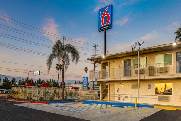 Foto van 2 tweepersoonsbedden | Rookvrij, minikoelkast - Vakantiehuis in San Bernardino - ExteriorSummer