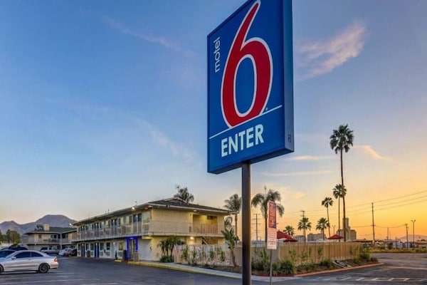 Foto van 2 tweepersoonsbedden | Rookvrij, minikoelkast - Vakantiehuis in San Bernardino - ExteriorSummer