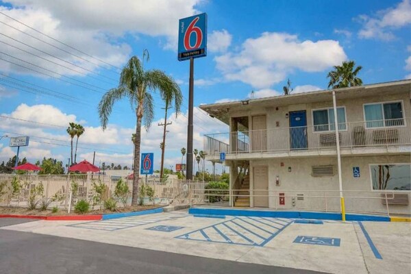 Foto van 2 tweepersoonsbedden | Rookvrij, minikoelkast - Vakantiehuis in San Bernardino - ExteriorSummer
