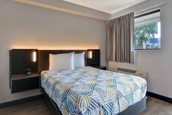 Foto van 1 kingsize bed | Badkuip met rolstoeltoegang | NSMK | Keuken - BedRoom
