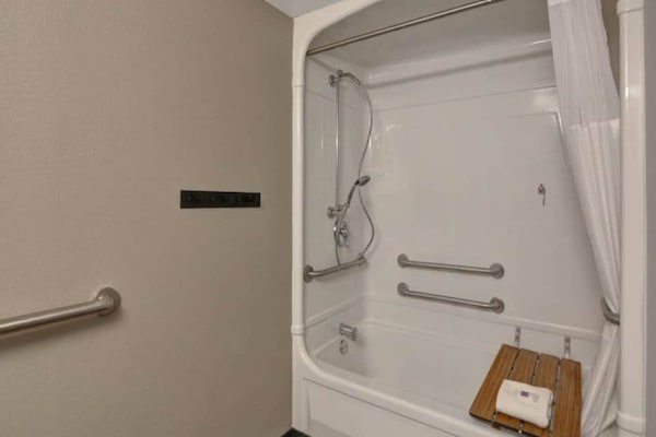 Foto van 1 kingsize bed | Badkuip met rolstoeltoegang | NSMK | Keuken - BathRoom