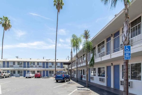 Foto van 2 Volledige Bedden | Niet-rokende, Mini Koelkast - Vakantiehuis in Bakersfield - ExteriorSummer