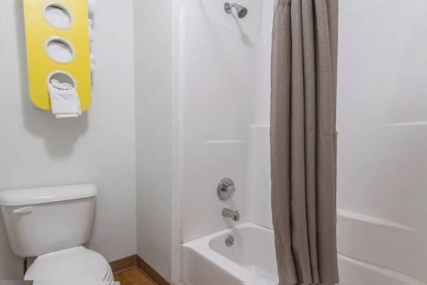 Foto van 2 Volledige Bedden | Niet-rokende, Mini Koelkast - Vakantiehuis in Bakersfield - BedRoom