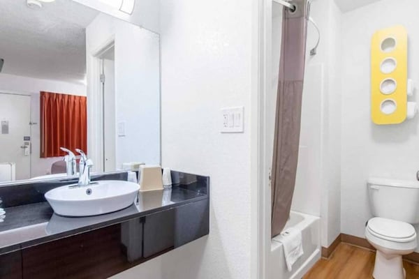 Foto van 2 Volledige Bedden | Niet-rokende, Mini Koelkast - Vakantiehuis in Bakersfield - BathRoom
