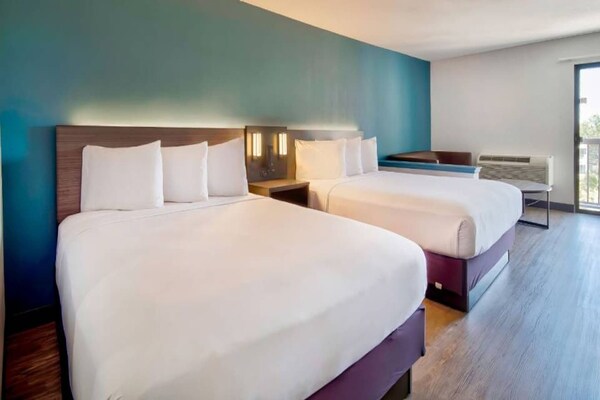 Foto van 2 tweepersoonsbedden | Mobiliteit | Badkuip, rookvrij - BedRoom