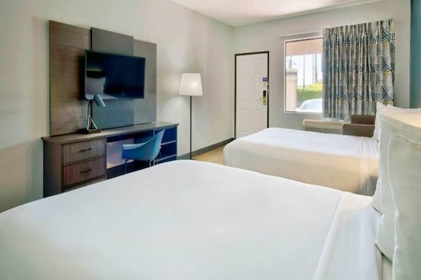 Foto van 2 tweepersoonsbedden | Mobiliteit | Badkuip, rookvrij - BedRoom