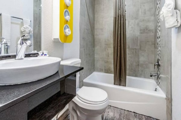Foto van 2 Queensize Bedden | Micfridge - Vakantiehuis in Fountain Valley - BedRoom