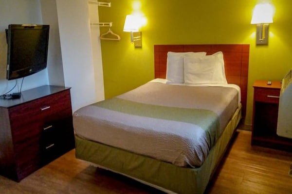 Foto van 1 tweepersoonsbed (Queensize) | Koelkast - Vakantiehuis in Greensboro - BedRoom