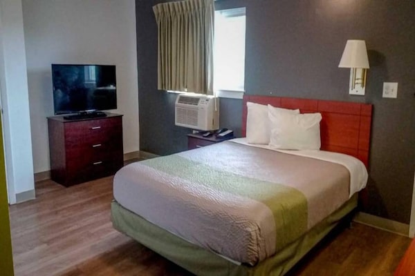Foto van 1 tweepersoonsbed (Queensize) | Koelkast - Vakantiehuis in Greensboro - BedRoom