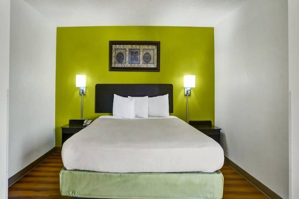 Foto van 1 tweepersoonsbed (Queensize) | Mobiliteit | Badkuip | NSMK | Micfridg - BedRoom