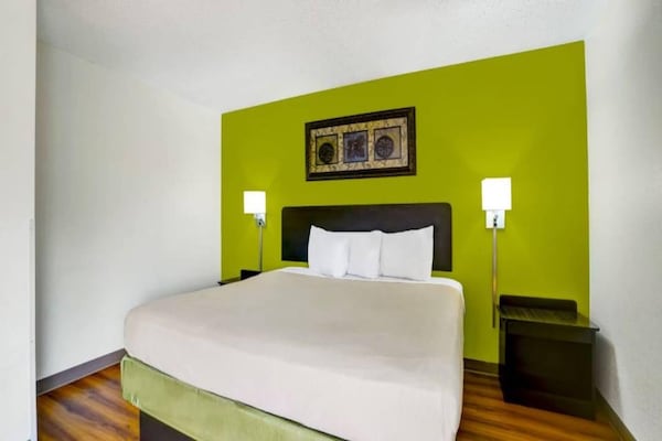 Foto van 1 tweepersoonsbed (Queensize) | Mobiliteit | Badkuip | NSMK | Micfridg - BedRoom