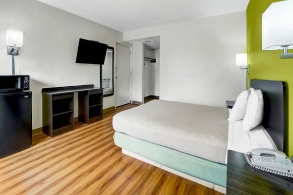 Foto van 1 tweepersoonsbed (Queensize) | Mobiliteit | Badkuip | NSMK | Micfridg - BedRoom
