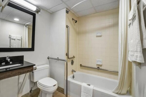 Foto van 1 tweepersoonsbed (Queensize) | Mobiliteit | Badkuip | NSMK | Micfridg - BathRoom