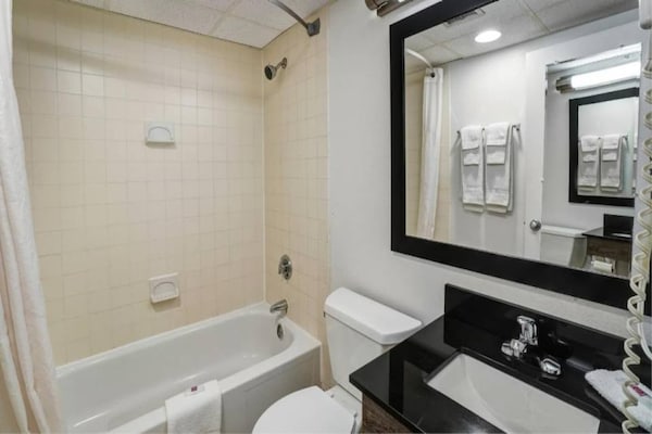 Foto van 1 tweepersoonsbed (Queensize) | Mobiliteit | Badkuip | NSMK | Micfridg - BathRoom