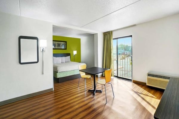 Foto van 1 tweepersoonsbed (Queensize) | Mobiliteit | Badkuip | NSMK | Micfridg - BedRoom