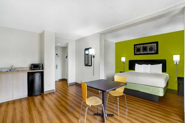 Foto van 1 tweepersoonsbed (Queensize) | Mobiliteit | Badkuip | NSMK | Micfridg - BedRoom