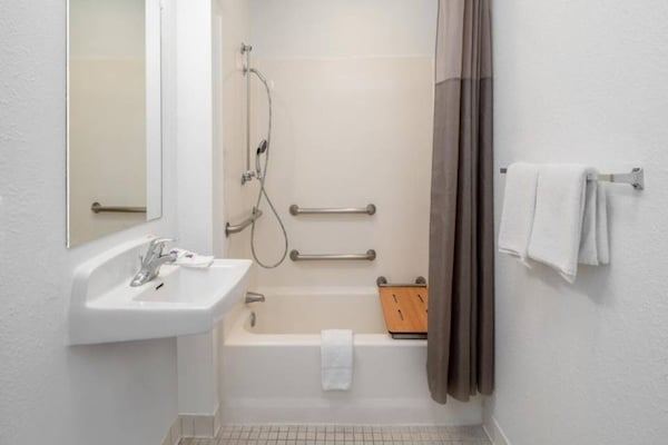 Foto van 1 tweepersoonsbed (queensize) | Minikoelkast - Vakantiehuis in Ventura - BathRoom