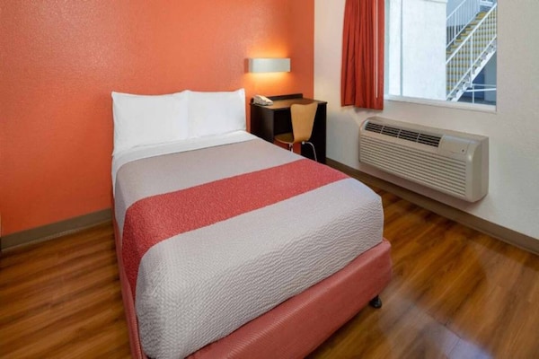 Foto van 1 tweepersoonsbed (queensize) | Minikoelkast - Vakantiehuis in Ventura - BedRoom