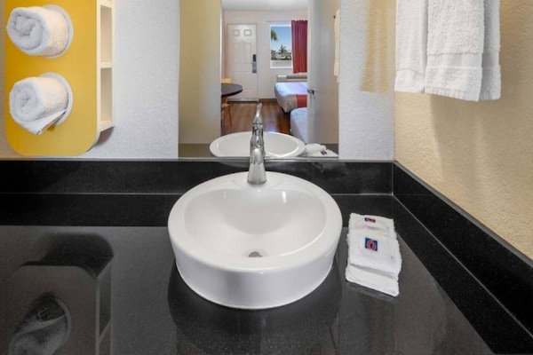 Foto van 1 tweepersoonsbed (queensize) | Minikoelkast - Vakantiehuis in Ventura - BathRoom