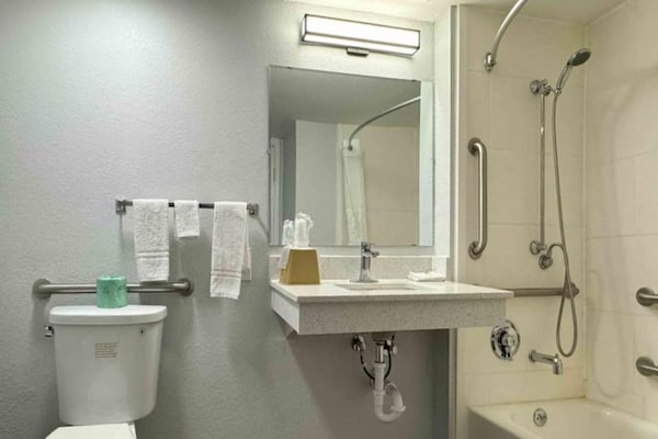 Foto van 2 Volledige Bedden | Niet-rokende, Micfridge - Vakantiehuis in Huntsville AL - BathRoom