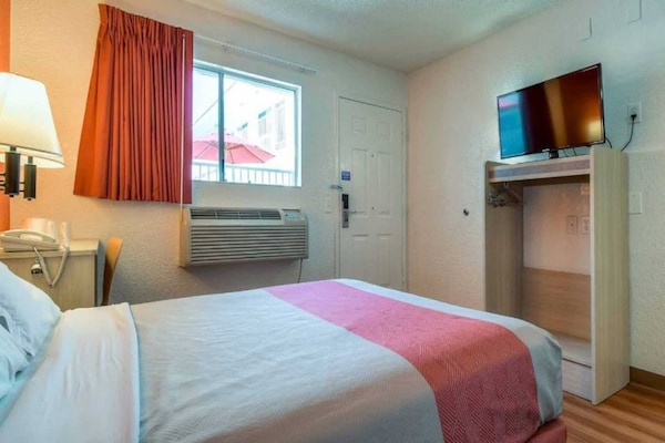 Foto van 1 tweepersoonsbed (Queensize) | Deluxe - Vakantiehuis in Rowland Heights - BedRoom
