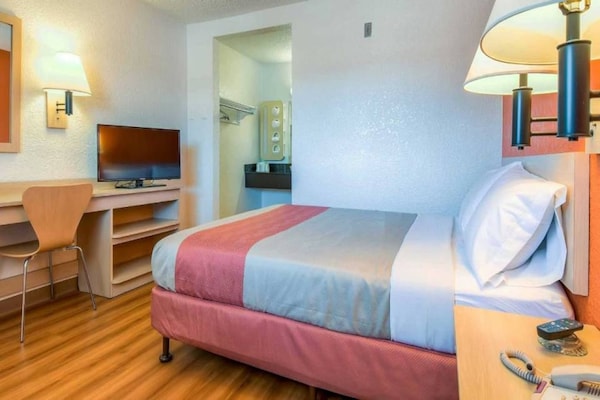 Foto van 1 tweepersoonsbed (Queensize) | Deluxe - Vakantiehuis in Rowland Heights - BedRoom