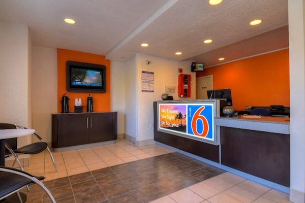 Foto van 1 tweepersoonsbed (Queensize) | Deluxe - Vakantiehuis in Rowland Heights - FloorPlan