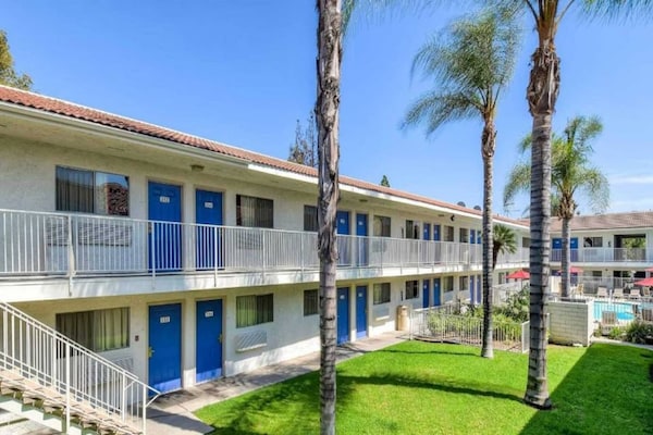 Foto van 1 tweepersoonsbed (Queensize) | Deluxe - Vakantiehuis in Rowland Heights - ExteriorSummer