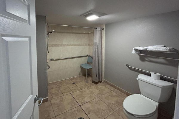 Foto van 1 kingsize bed | Rookvrij, koelkast - Vakantiehuis in Mojave - BathRoom