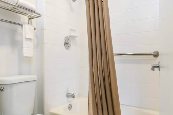 Foto van 2 tweepersoonsbedden (queensize) | Rookvrij, Keuken - BedRoom