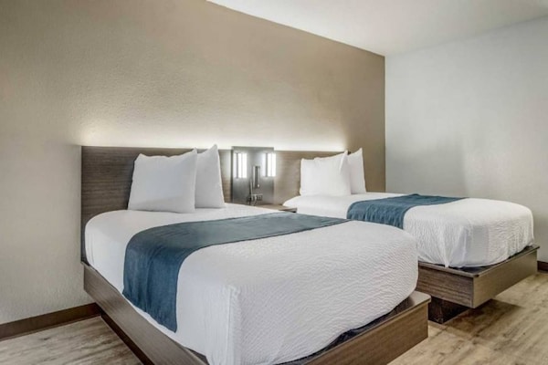 Foto van 2 tweepersoonsbedden | Niet-roken, koelkast - Vakantiehuis in Groves - BedRoom