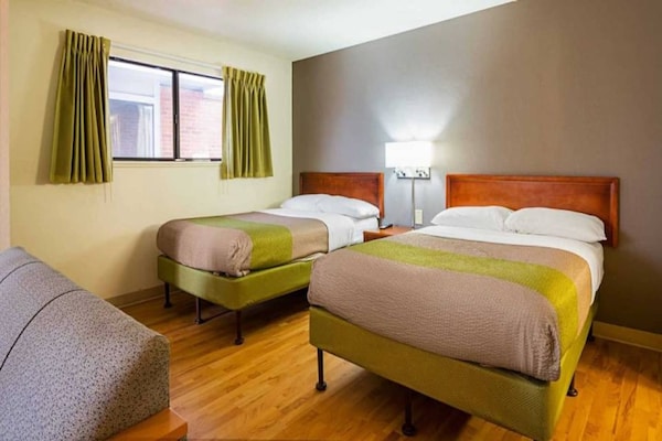 Foto van 2 Queensize Bedden | Premium, Micfridge - Vakantiehuis in Greensboro - BedRoom