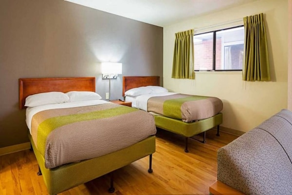 Foto van 2 Queensize Bedden | Premium, Micfridge - Vakantiehuis in Greensboro - BedRoom