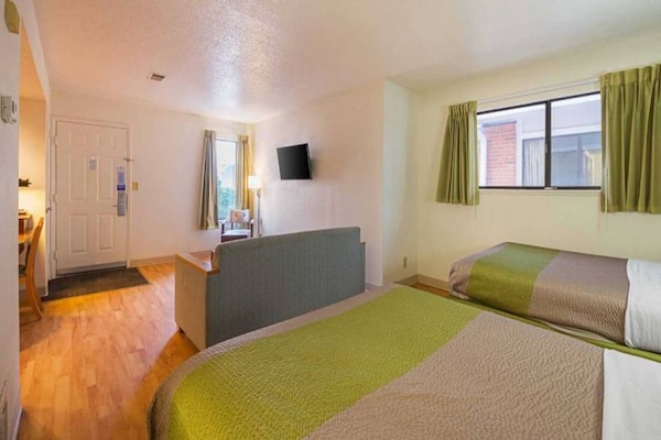 Foto van 2 Queensize Bedden | Premium, Micfridge - Vakantiehuis in Greensboro - BedRoom