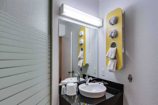 Foto van 1 tweepersoonsbed (queensize) | Roken toegestaan, koelkast (McFridge) - BathRoom